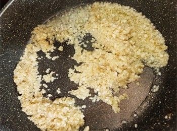 step4: 100g蔥油起鑊，加入蒜蓉爆香