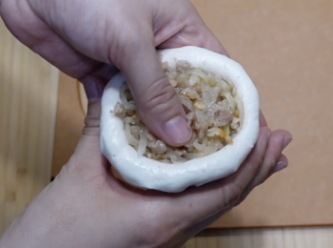 step4: 把麵團揉成小碗，把餡放中間，虎口位轉動，另一隻手的母指按餡料下去，收口，滾圓，放在牛油紙上