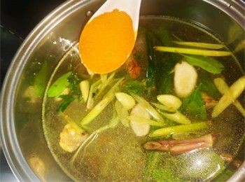 step6: 加水煮滾，加入鹽、黃薑粉