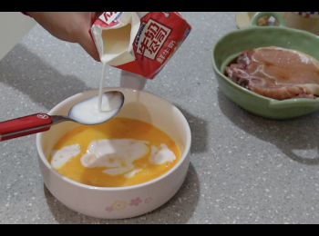 step3: 雞蛋加牛奶打勻