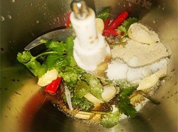 step2: <span class="group_1">香茅酸辣汁</span> 所有材料放入碎肉機內