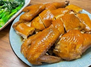 step7: 小心取出，混合<span class="group_4">掃雞醬汁</span>，平均掃在雞上，其間可再掃多次。雞放涼後才切件，再淋上豉油汁，完成！