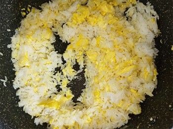 step8: 加入白飯拌勻