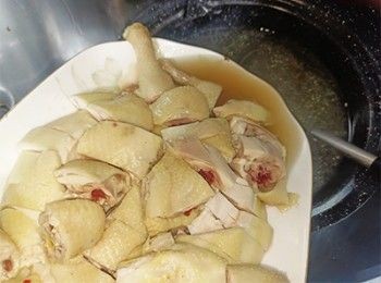 step12: 加熱鹵水，趁熱淋面加熱雞肉，直至雞肉完全熟透