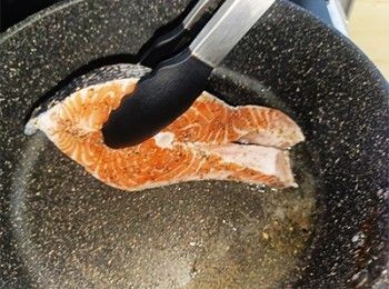 step5: 三文魚先煎皮部份