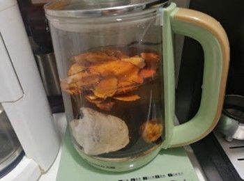 step4: 所有材料放入養生壺中，加入清水，按煲湯功能鍵煲2小時，加鹽調味。