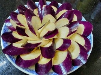 step5: 茄子, 將茄子切件約 10cm 厚 , (如未能即時烹煮 , 可用少許油將茄子撈好 , 可另茄子肉不容易出現鐵锈色) , 將茄子擺放好.