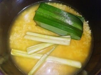 step5: 連班蘭葉放在飯面上