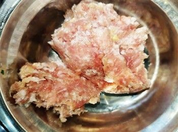 step4: 豬肉碎加入適量鹽、雞粉、糖拌勻