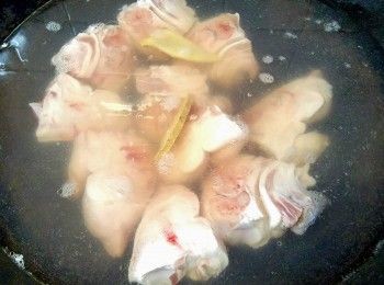 step11: 用薑片, 黃酒將豬手凍水放入出水 , 滾起計 7 分鐘後取出 , 沖洗備用 .