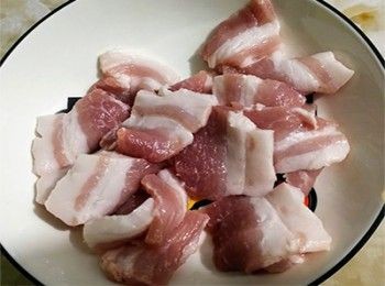 step1: 五花腩抹乾水份，切片