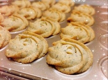 step8: 預熱5分鐘（160°），放中層，焗約25-30分鐘（時間視乎厚薄而定） 2. 然後再焗1-2分鐘（220°）至表面金黃（調高溫度上色） 3. 最後用餘溫再焗3-5分鐘（餘溫可令曲奇更上色和脆口），放涼，即可