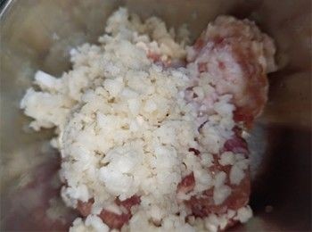 step1: 馬蹄切碎放入豬肉內