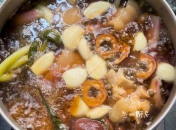 step2: 熱鍋，倒入適量油，將豬手略炒勻。倒入滷水料到鍋中，倒入凍滾水（水位啱啱浸到豬手）。中大火10分鐘煮至滾起，上蓋轉細火炆30-40分鐘。開蓋轉中大火（收汁），再按個人味蕾喜好，終極試味 。
～完成～