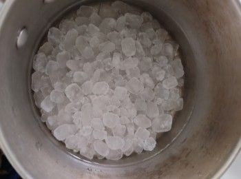 step1: 將冰糖倒入煲內加半杯水慢火煮著