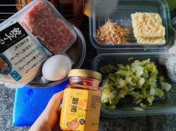 step1: 先備好所有材料
-娃娃菜切粒用塩醃走菜青味揸乾水備用
-猪肉碎洗淨隔乾水下塩，糖，胡椒粉拌勻
-晌鈴搣碎