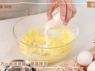 step4: 加入一半淡忌廉，低速拌勻
Add half of the whipping cream and mix at low speed until well combined.
