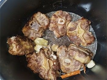 step7: 移至壓力煲中加入<span class="group_2">調味料</span>