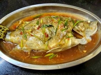 step6: 桂花魚清洗後 , 隔去水份用少許胡椒粉 , 少許鹽醃 15-20 分鐘 .

燒紅油鑊將桂花魚上少許生粉 , 大火放入鑊煎封兩面至半熟 , 轉中火放入蒜頭 , 乾蔥 , 薑絲稍為爆出香味後 , 贊少許黃酒 , 少許鹽 , 少許糖倒入醬汁加少許水蓋好煮 1-2 分鐘 , 先將魚上碟再將蔥花放入鑊 , 稍為兜炒再淋上面 , 完成 .