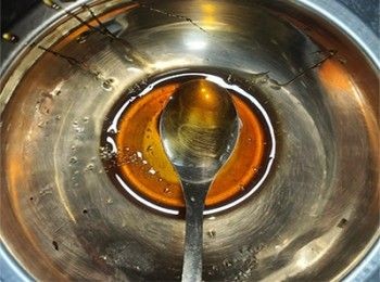 step5: 2匙蜜糖加1匙清水拌勻