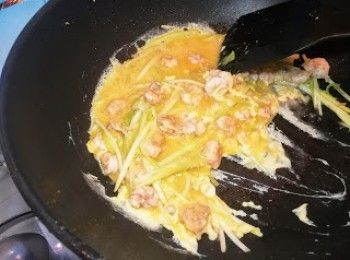 step10: 加入蛋液，底部蛋液開熟，熄火。利用餘溫炒至8成熟。