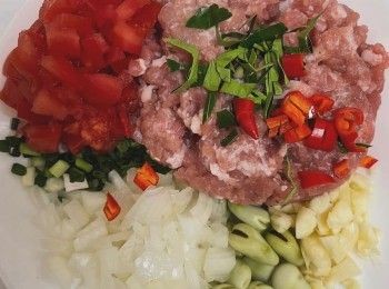 step1: 熱鍋，倒入適量嘅油，把免治豬肉下鍋略炒，取出放置備用