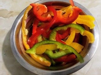 step2: 彩椒切幼絲。