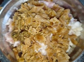 step3: 渣乾水份，切放入豬肉內碎