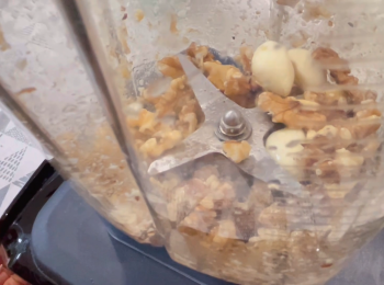 step3: 將合桃、蒜頭、檸檬汁放入攪拌機先攪拌。