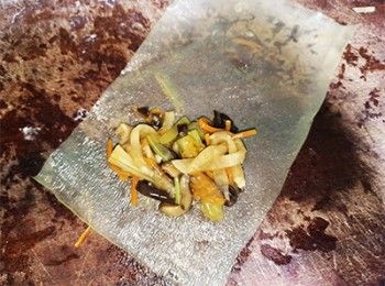 step16: 腐皮裁成長方，加入餡料