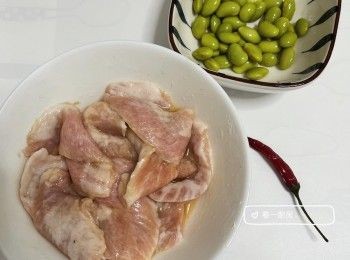 step2: 開鍋前，先將啤酒浸泡過的豬頸肉由雪櫃取出，倒走啤酒。放入醃料調味（適量）：減鹽蠔油、糖、胡椒粉、生粉。拌匀放室溫醃10分鐘。

毛豆 （咁岩屋企有），或可用青豆/蜜糖豆代替。
小辣椒 🌶️（按個人口味）