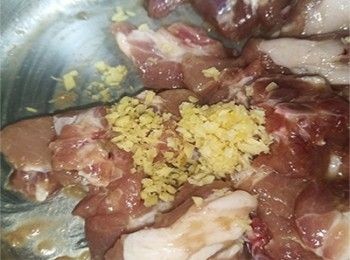 step6: 加入蒜蓉、薑米拌勻