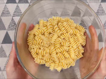 step6: 製作青醬意粉，先按照包裝指示煮熟意粉。