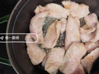 step3: 熱鍋，倒入少量油（豬頸肉本身有油脂）以中炒至軟身。