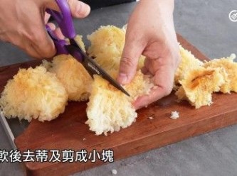 step4: 去蒂及剪成小塊
Remove the stems and cut into small pieces.