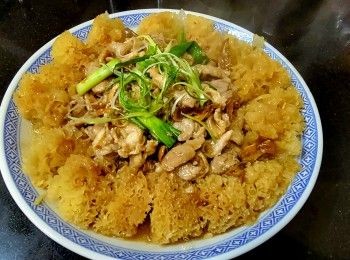 step10: 起油鑊大火將豬𦟌肉煎至出香味 , (豬𦟌如有水份先隔去 , 再上少許生粉才放入鑊 )
再放入蒜頭 , 乾蔥贊少許黃酒兜炒 , 放入松茸菇 , 將蒸好雪耳的水份倒入鑊 , 轉細火再將醬汁倒入加少許水煮滾 , 用少許生粉水埋芡 , 倒入麻油 , 蔥段兜炒再淋上雪耳上面上碟 , 完成 .