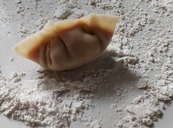 step5: 抬上灑粉令餃子不會沾黏