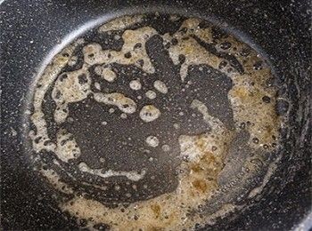 step4: 冰糖加鑊中炒至焦糖化