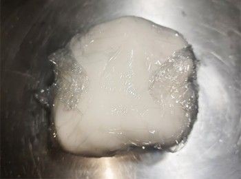 step8: <span class="group_1">蝦餃皮</span> 保鮮紙包好