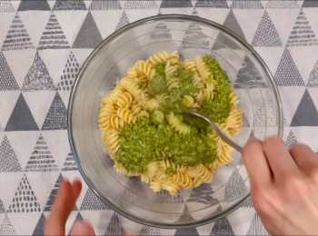 step7: 趁意粉還熱的時候撈入適量的青醬和少少意粉水拌勻。