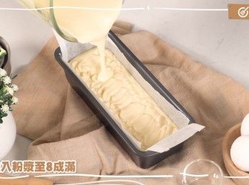 step12: 注入粉漿至8成滿
Pour the batter into the mold until 80% full.