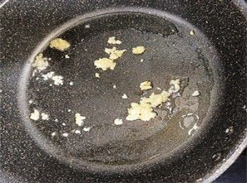 step7: 起油鑊加入蒜蓉