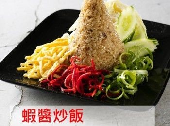 step5: 當然也可以炒飯~~
1、起油鍋，將雞蛋炒散炒到冒泡，加入洋蔥和青蔥炒香。
2、加入白飯翻炒到散開，在鍋邊加入蝦醬先用鍋鏟撥散，與
炒飯翻炒均勻即可。