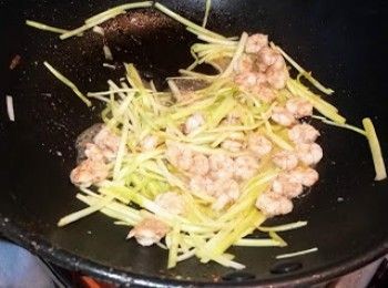 step9: 加入蝦仁炒熟。