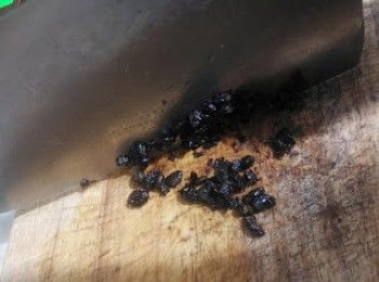 step4: 豆豉洗淨，用廚房紙吸乾水份，切碎。