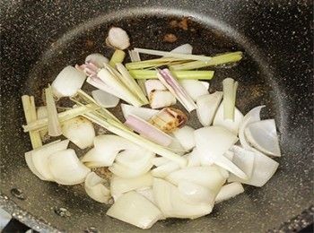 step8: 原鑊加油爆香洋蔥、香茅、南薑