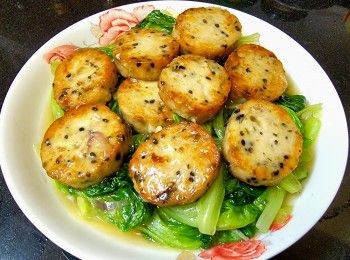 step6: 爆香蒜頭 , 乾蔥 , 薑片放入生菜苗 , 贊少許黃酒 , 鹽 , 糖大火兜炒 , 加少許水蓋好焗煮約 1 分鐘 , 將雞卷回鑊兜炒 , 用少許生粉水 , 麻油埋芡上碟 , 完成 .