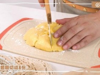 step10: 將麵糰切成8份
Divide the dough into 8 portions.