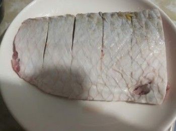 step1: 在魚腩厚的位置界幾刀