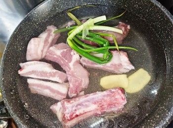 step3: 凍水加豬肋排、薑、蔥汆水